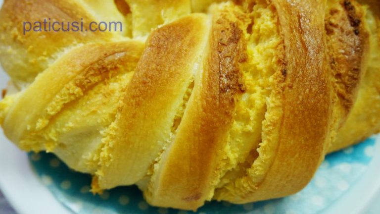 Bánh mì cuộn dừa xay trứng muối