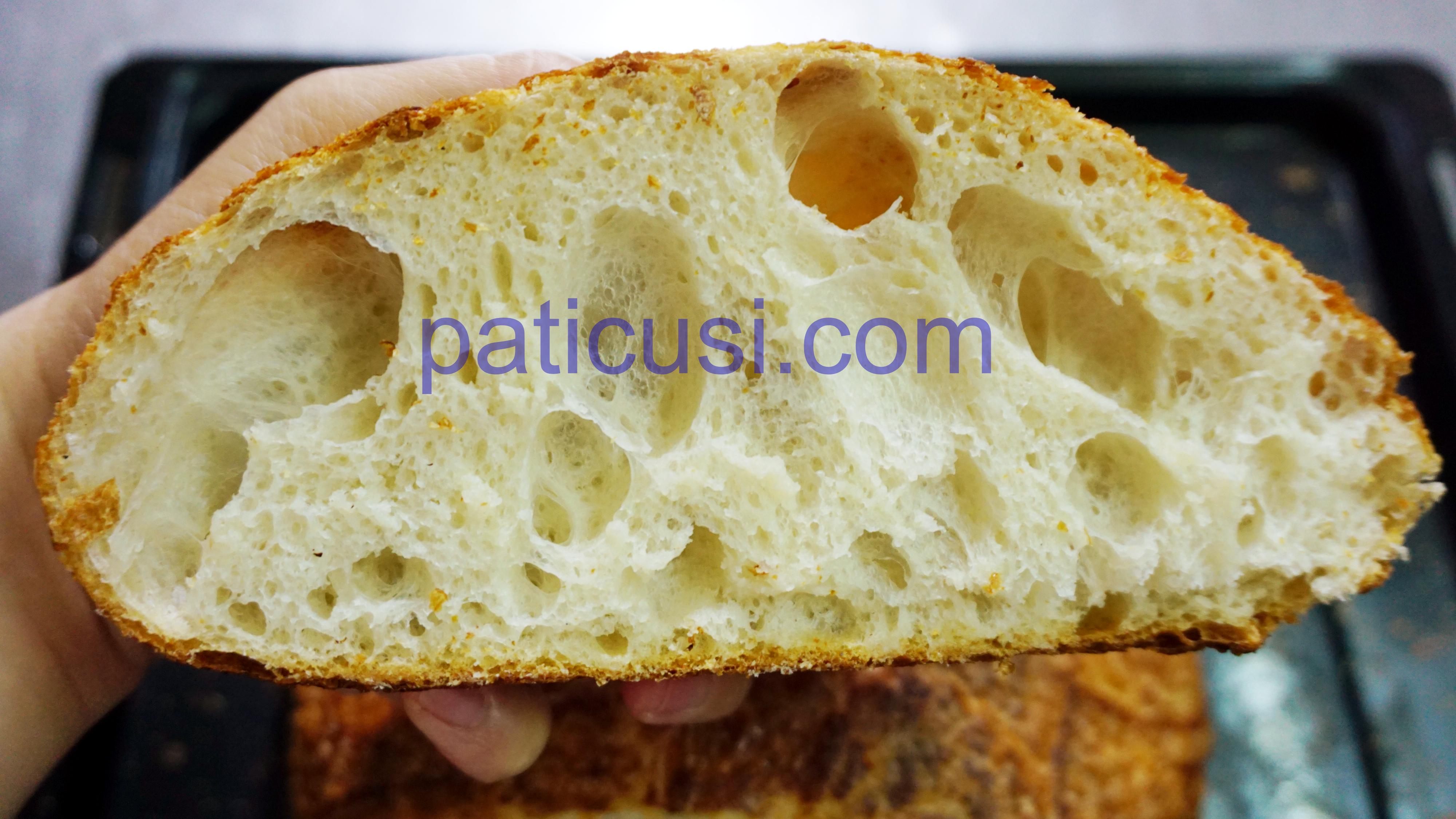 Bánh Mì Sourdough Nâu Cắt Lát Nguyên Hạt Theo Phong Cách Đức Tự Làm Trên Thớt Hình hình họa Sẵn có